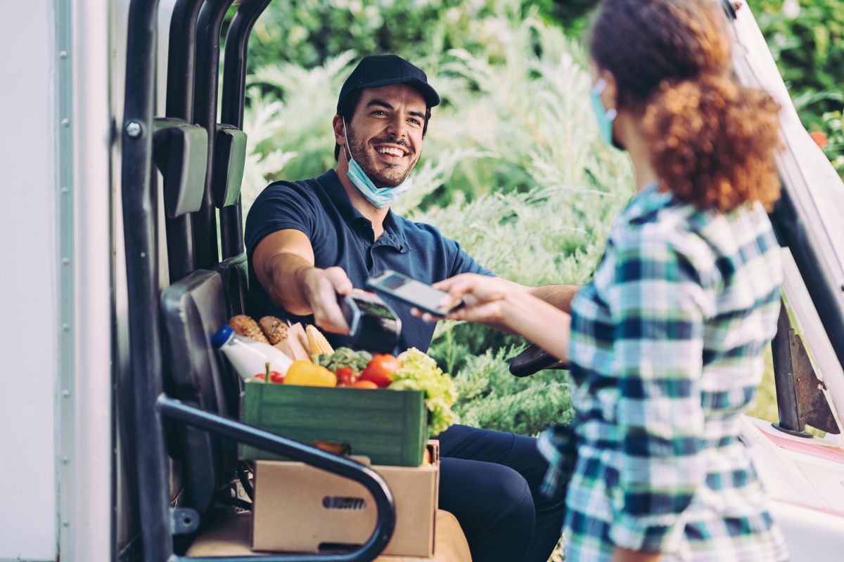 Comparer drive et livraison à domicile : quelle option choisir ?