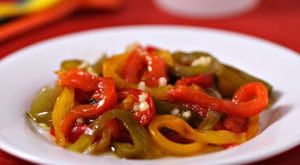 Comment peler les poivrons facilement et préparer des poivrons marinés à l'huile d'olive ?