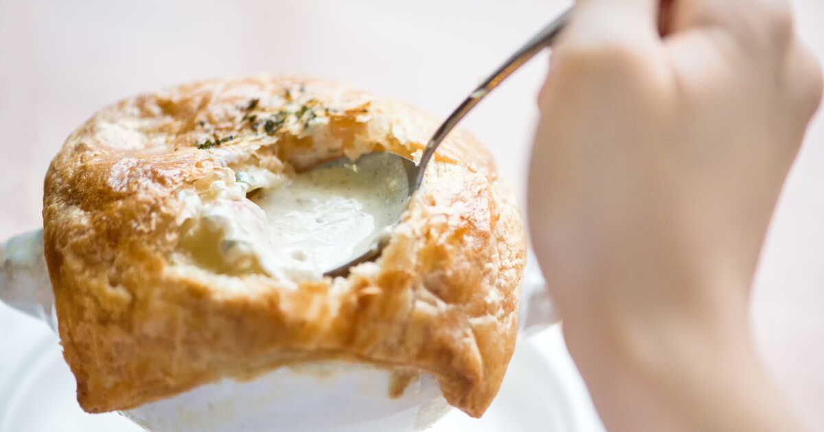 Dégustez la délicieuse soupe feuilletée aux champignons de Cyril Lignac