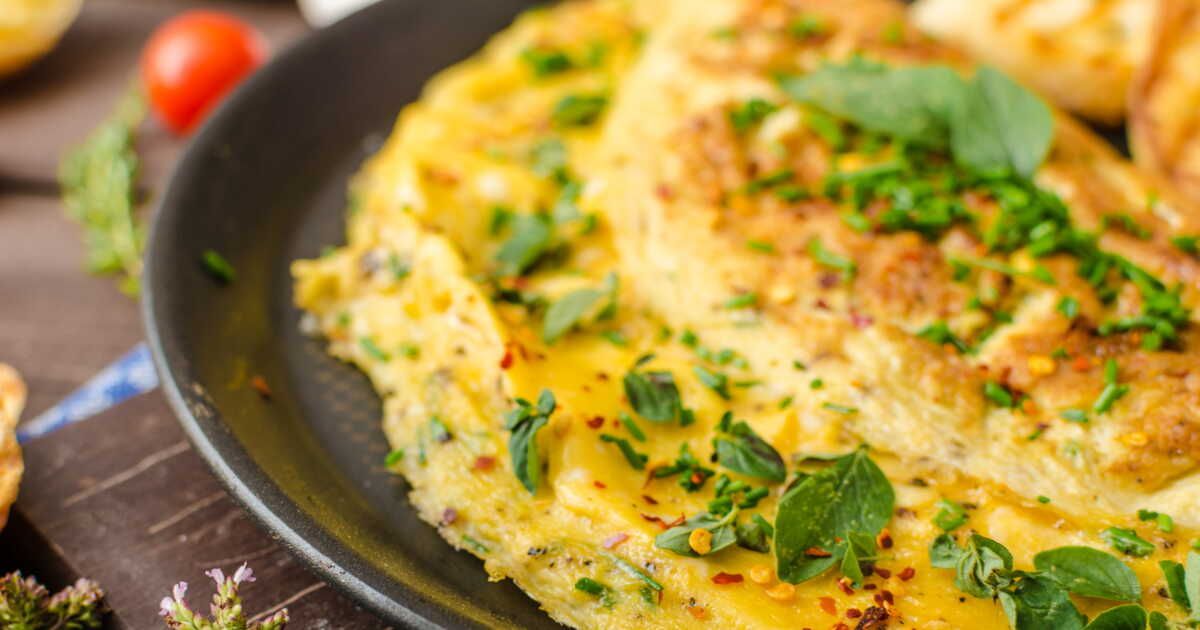 L'omelette qui va bouleverser vos repas : chips et saucisses au menu