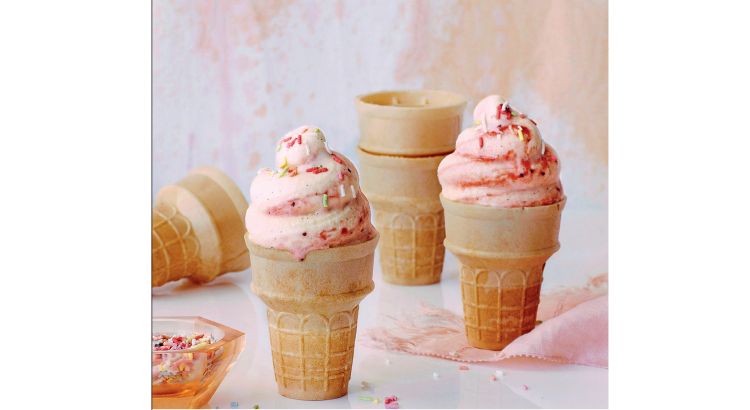 La fraîcheur sucrée des cornets de glace au babeurre et à la fraise