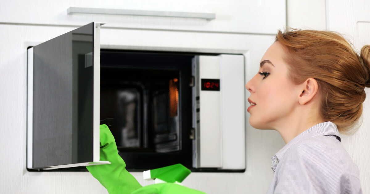 L'astuce de grand-mère pour un micro-ondes comme neuf en 5 minutes