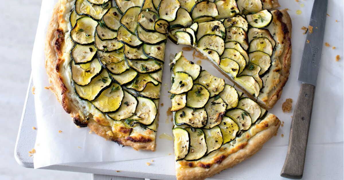 Délicieuse tarte fine aux courgettes et aux herbes fraîches