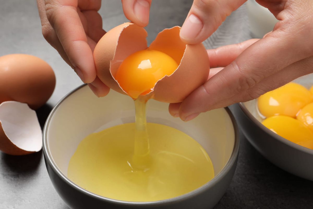 la technique surprenante pour casser un œuf sans laisser de coquille
