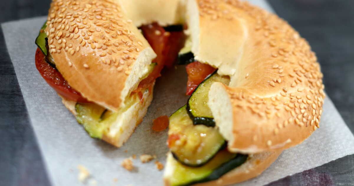 Le bagel végétarien à la crème d’amandes qui va éveiller vos papilles