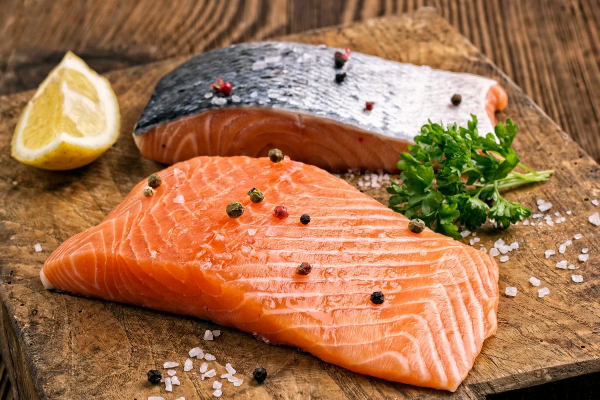 Retirer la peau du saumon sans effort : découvrez cette technique ingénieuse