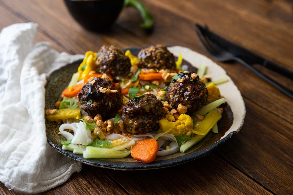 Une explosion de saveurs : la salade vietnamienne aux boulettes et nouilles de riz