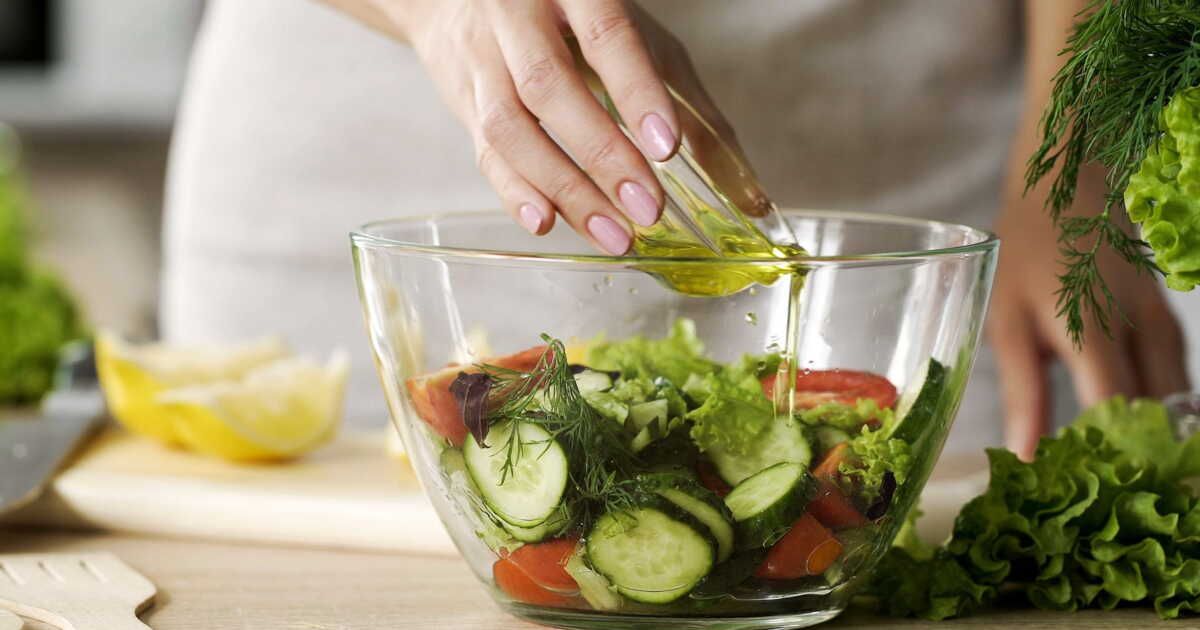 Oubliez la vinaigrette : découvrez l'huile verte pour vos salades