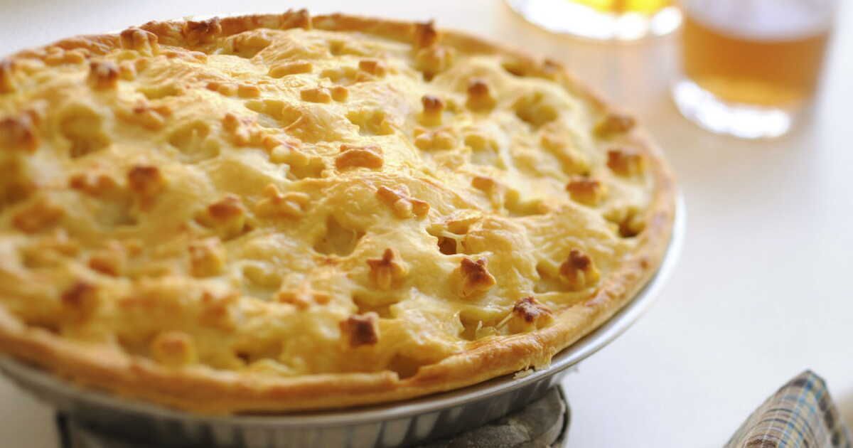 Une délicieuse tourte au morbier et poireaux à savourer
