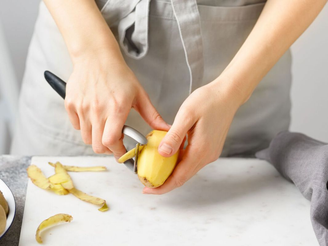 Faut-il éplucher les pommes de terre avant cuisson ? Les conseils d'une diététicienne