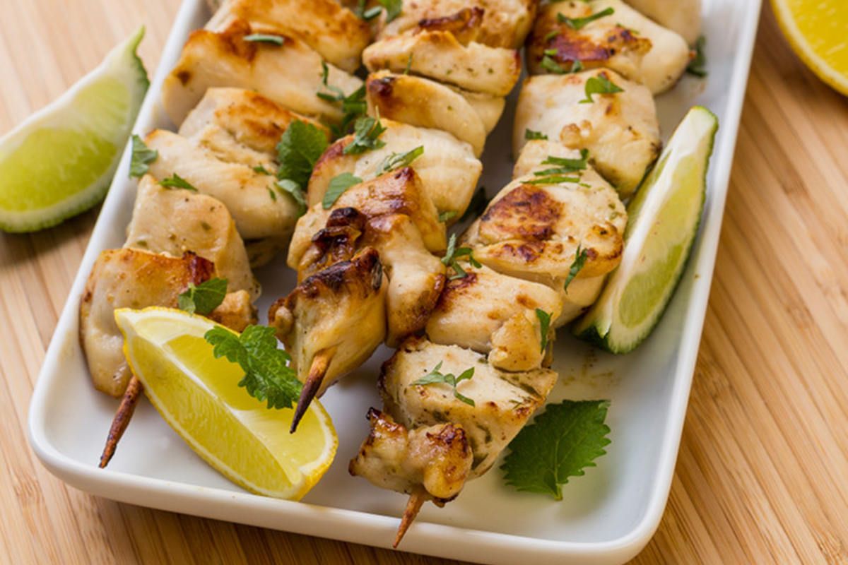 Des brochettes de poulet au citron pour un repas ensoleillé