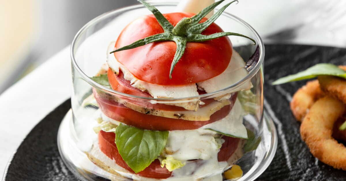 La recette estivale du tiramisu salé à base de tomates et burrata