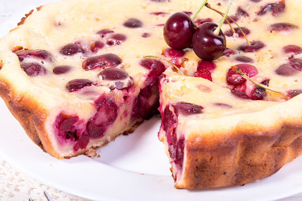 Clafoutis aux cerises : enfin la réponse à la question des noyaux