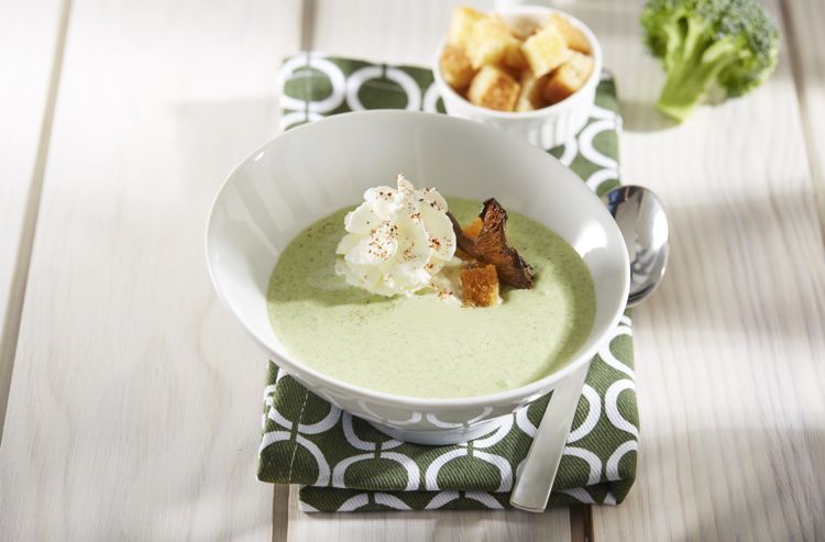 Découvrez le velouté de brocoli au cappuccino d'épices et girolles