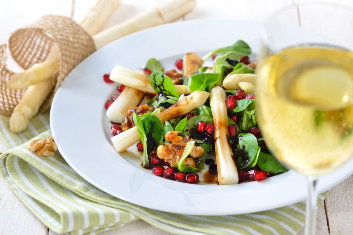Découvrez la salade d'asperges blanches de Cyril Lignac : un délice incontournable