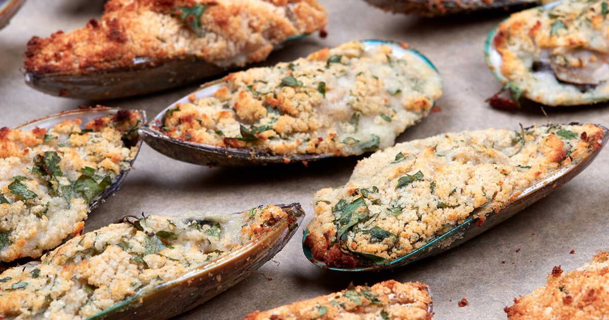 Découvrez la recette inratable des moules gratinées de Philippe Etchebest pour vos apéros de Noël