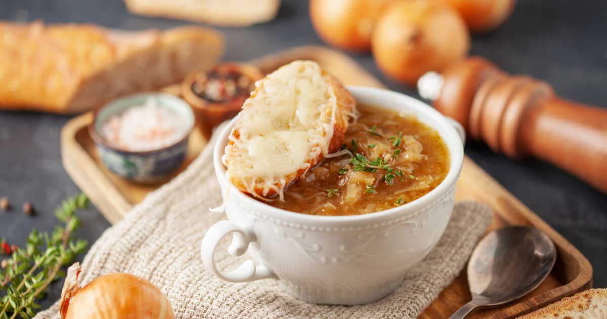 Découvrez la soupe à l'oignon gratinée revisitée : un régal hivernal à la raclette