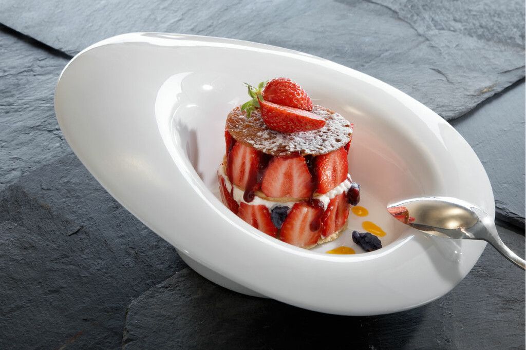 Une douceur estivale : croustillants de fraises à la crème et lait fermier