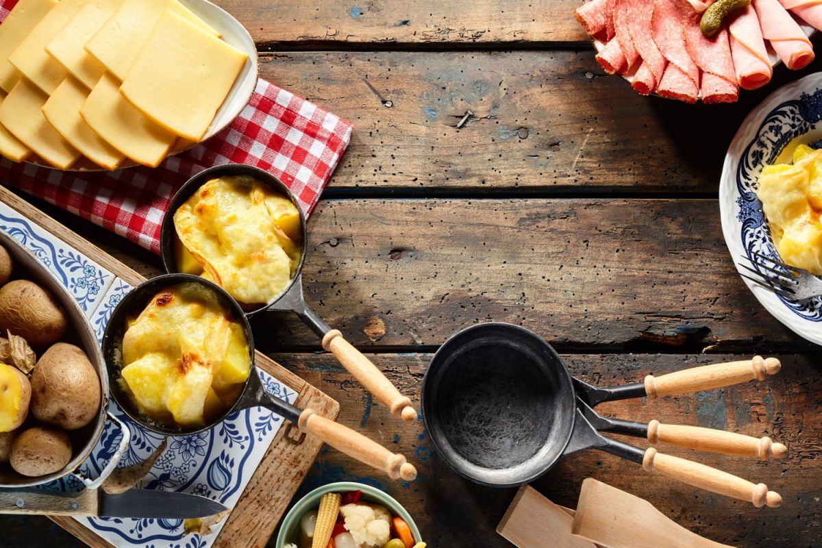 L'art d'accompagner la raclette : idées gourmandes et créatives