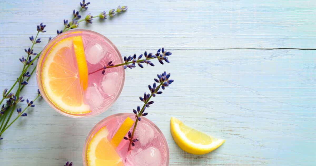 Découvrez le spritz lavande, un cocktail estival aux saveurs provençales