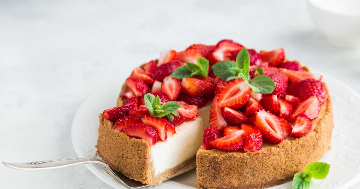 Découvrez la recette simplifiée du cheesecake aux fraises qui ravira vos papilles