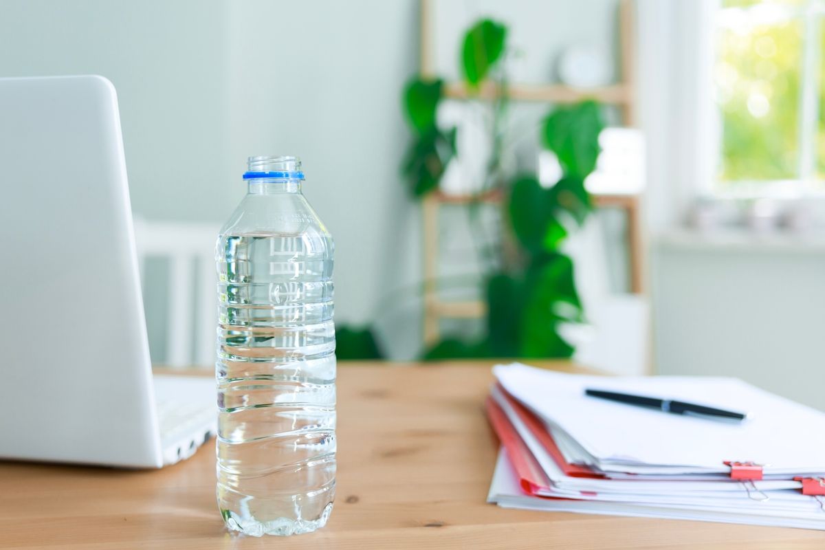 Voici pourquoi il vaut mieux éviter l'eau en bouteille (et quelle eau boire à la place)