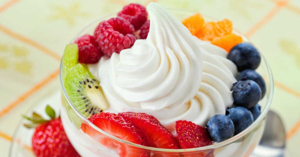Yaourt glacé : la recette rafraîchissante et ultra facile avec ou sans sorbetière