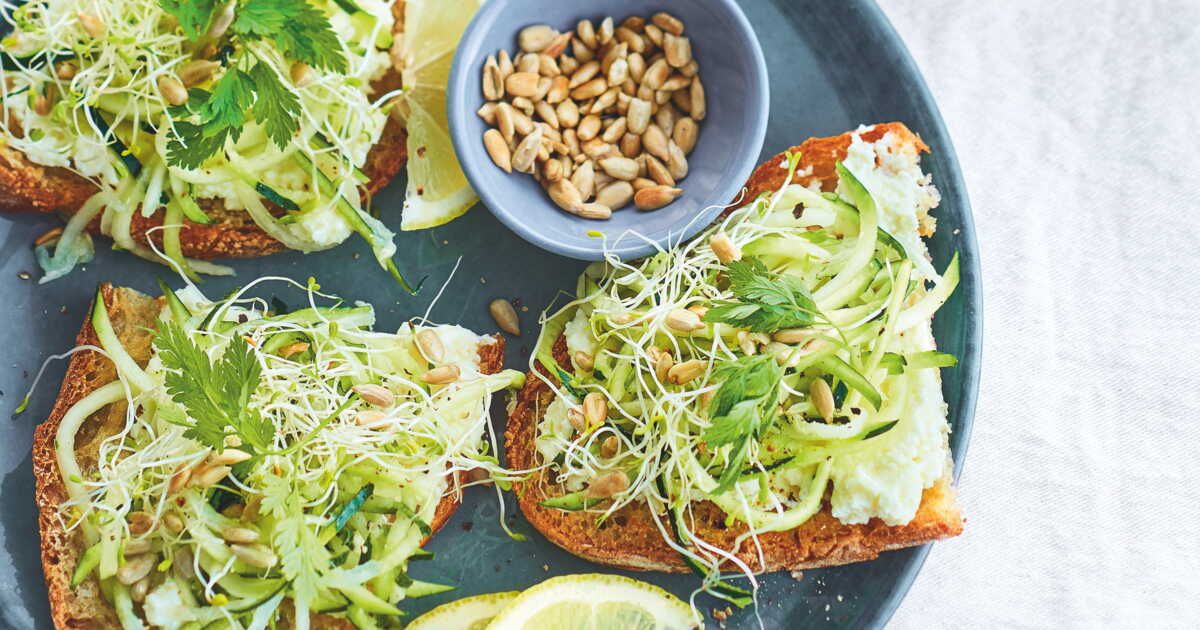 Savourez des tartines veggie fraîches aux courgettes crues