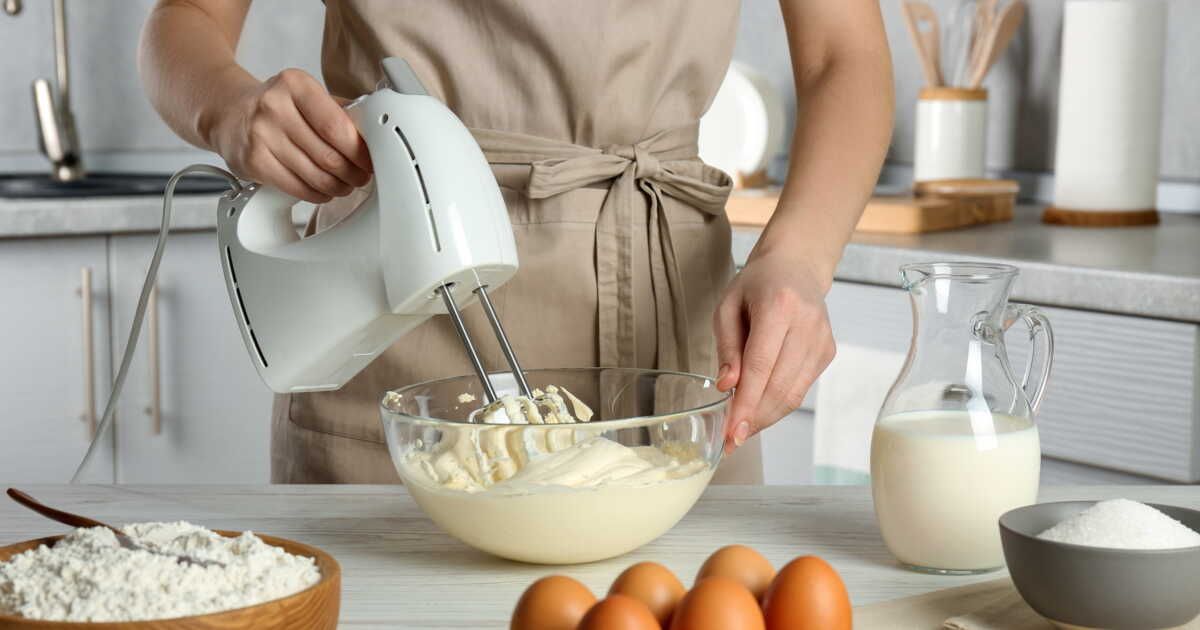 Cuisiner sans éclaboussures : l'astuce incroyable du batteur électrique