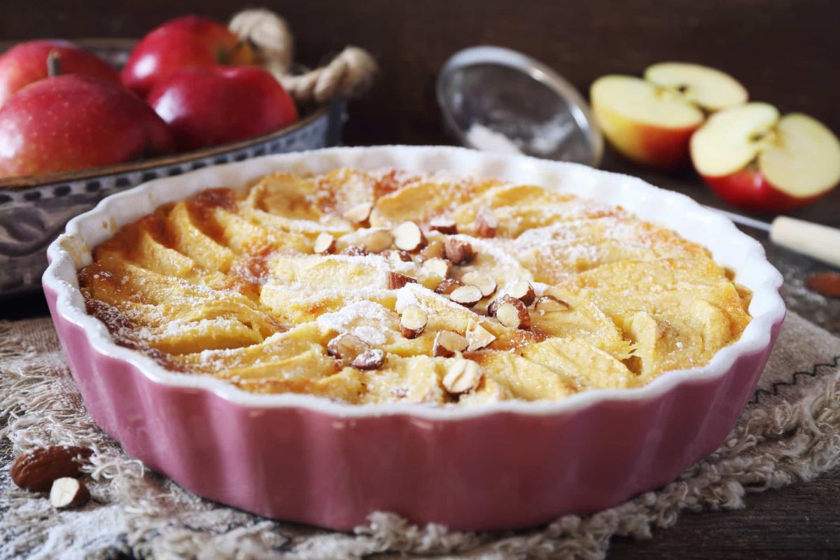 le clafoutis aux pommes qui conquiert les cœurs des gourmands : découvrez la recette