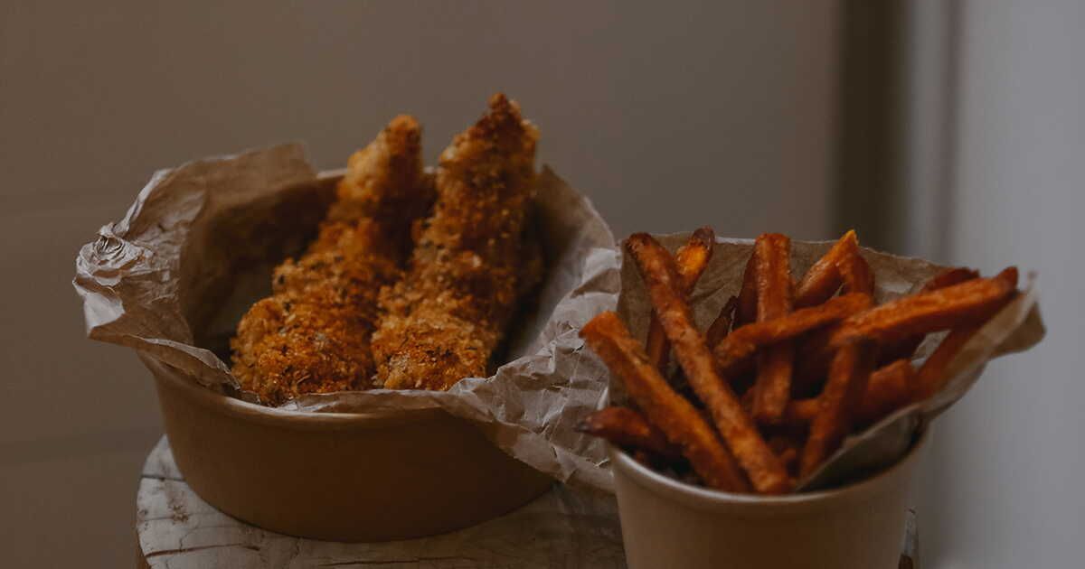 découvrez la recette croustillante et réconfortante du poulet frit du chef mory sacko